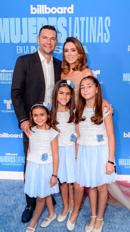 Jacqueline Bracamontes en la gala de mujeres latinas Billboard con su familia