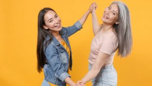 Joven baila con su madre
