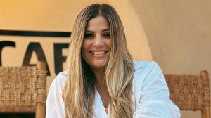 Con dificultad, Kathya Carranza escala hasta una cima con el apoyo de su esposo