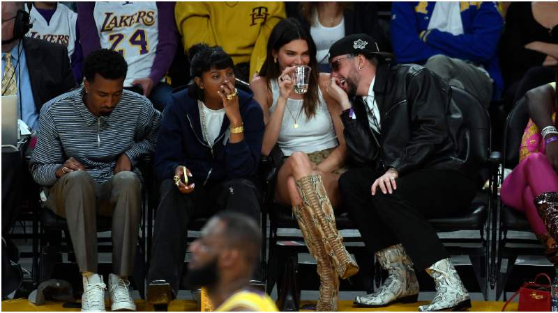 Kendall Jenner y Bad Bunny en partido de baloncesto en Los Ángeles