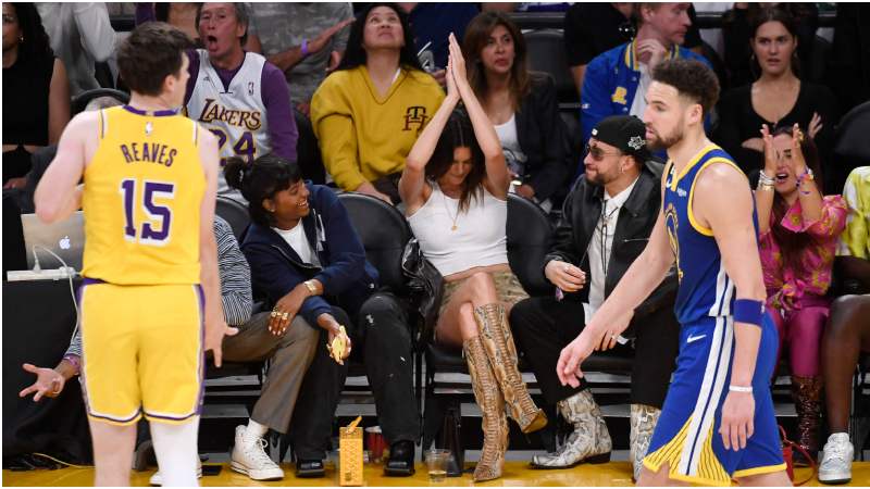 Kendall Jenner y Bad Bunny en partido de baloncesto en Los Ángeles