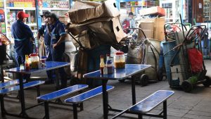 Deuda de alcaldía y empresa de limpieza provoca basura acumulada en mercados