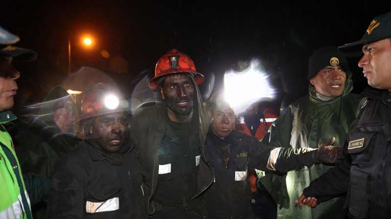 Este domingo, los cuerpos de socorro intentaban asegurar el lugar para extraer los cadáveres de la mina. Foto AFP/EDH