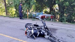 Motociclista murió tras caer en carretera de Santa Ana; bus se salió de la vía por esquivarlo
