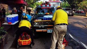 Motociclistas se accidentaron en Cuscatlán y conductor de camión volcó para no atropellarlos