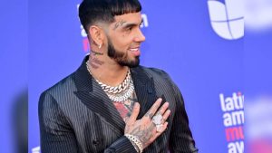 Anuel revela que aún sigue durmiendo con Karol G