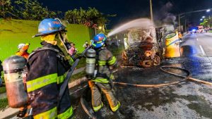 Un camión blindado se incendió sobre el bulevar Constitución en Mejicanos