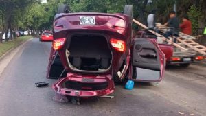 Hombre lesionado tras volcar su vehículo en la carretera de Oro