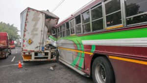 Colisión entre bus y rastra dejó seis heridos en San Pedro Perulapán, Cuscatlán