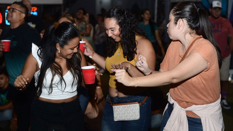 Fans bailando en show Cultura Profética en El Salvador 