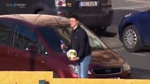 futbol republica checa fan balon caida video viral