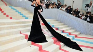 Captan una cucaracha en la alfombra roja de la Met Gala y llueven memes “fashionistas”