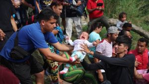 Dramáticas imágenes de la ola de migrantes en la frontera de EE.UU.