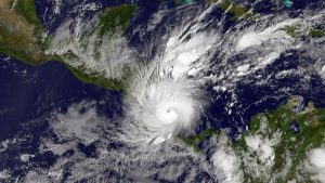 Huracán Beatriz avanza frente a costa de México