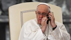 Papa Francisco hablando por teléfono