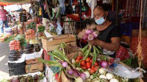 Al 66% de los salvadoreños se le dificultó comprar alimentos durante 2022