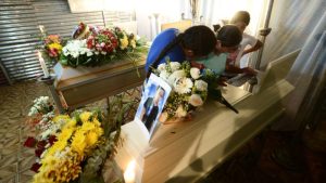 "Me desgarra ver sus fotos": Familiares velan a las tres víctimas de Cuscatancingo