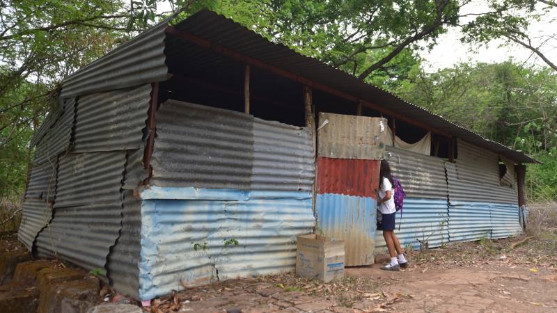 Escuelas abandonas por Nayib Bukele