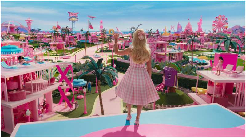 Margot Robbie en una escena de la película "Barbie".