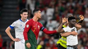 VIDEO | ¡Insólito: Aficionado celebró con Cristiano Ronaldo en plena cancha!