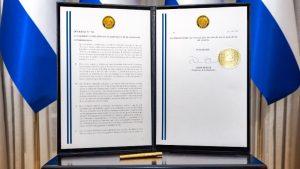 Bukele firma decreto que reduce de 84 a 60 diputados de la Asamblea Legislativa