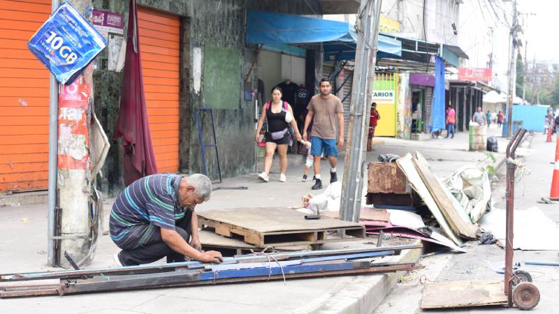 vendedores desalojan las calles en el centro de san salvador