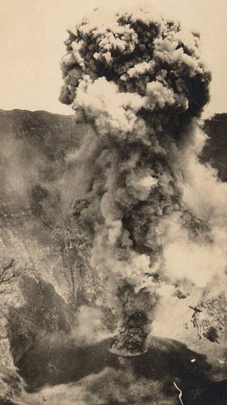 Crater del volcán Boquerón en erupción el 7 de junio de 1917