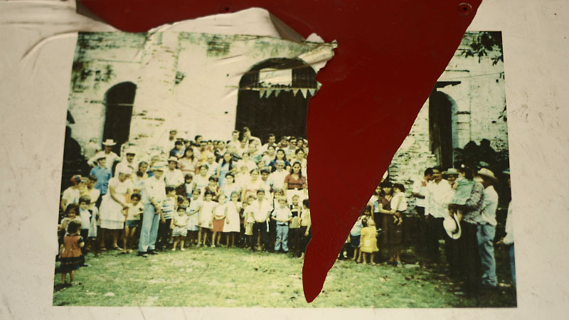 Fotografía histórica que se encuentra en un mural de la iglesia parroquial de Arcatao. Muestra a personas en la época de la repoblación del municipio a finales de los años 80 del siglo pasado frente a la iglesia. FOTO EDH FRANCISCO RUBIO