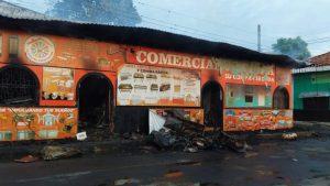 Incendio consume una comercial en San Miguel
