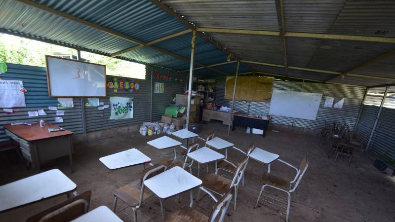 Escuelas abandonas por Nayib Bukele