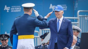 Biden se tropieza y cae al suelo durante una ceremonia en una academia militar
