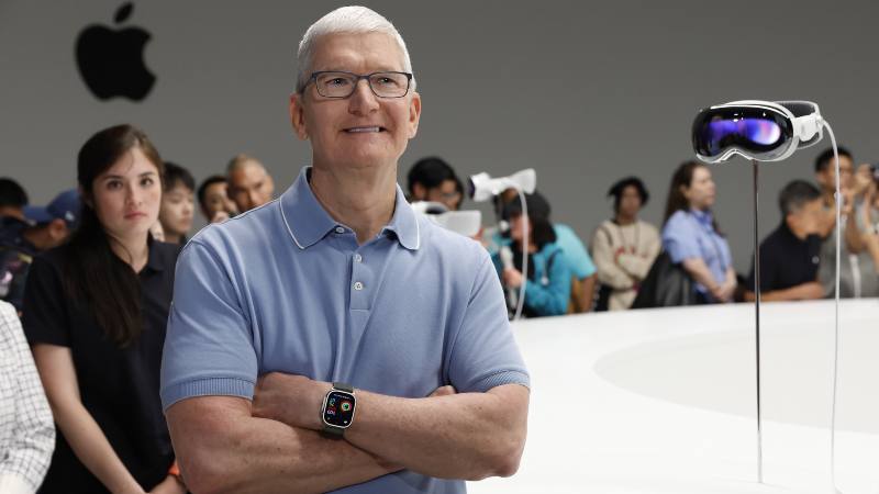 El CEO de Apple Tim Cook muestra gafas de realidad virtual mixta en Cupertino