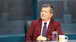 Manuel Flores, precandidato del FMLN, le recuerda a Bukele que la reelección es "inconstitucional"
