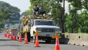 A falta de una pasarela hacen conciencia a peatones y conductores de Santa Ana para prevenir accidentes