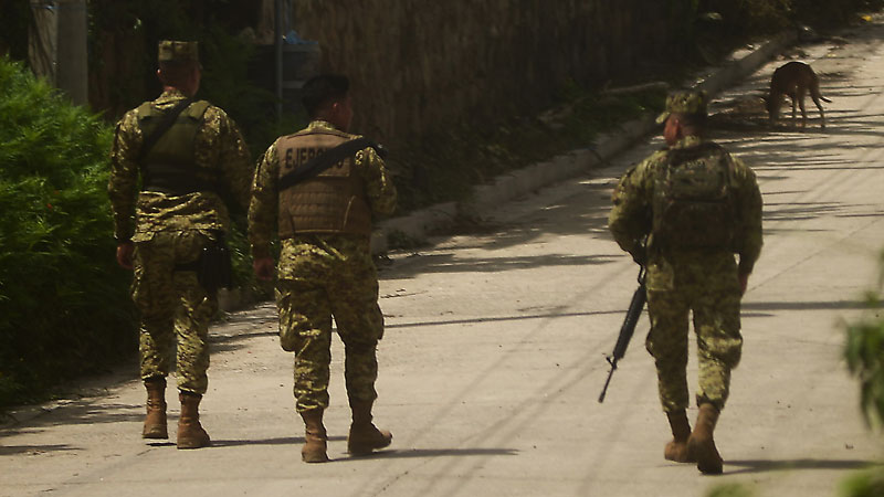 Militares patrullan las calles del pueblo de Arcatao. FOTO EDH FRANCISCO RUBIO