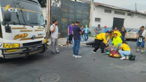 Motociclista en estado crítico tras ser impactado por un microbús de la Ruta 29 en San Salvador