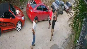 Dos hombres fueron capturados por golpear con palos a víctima en Chalatenango