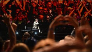 Un emotivo Elton John se despidió de los escenarios británicos