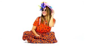 La artista salvadoreña Ely Cañas trasciende con su canción “A son de paz”