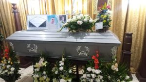 "Tengo a mi hijo libre, pero muerto". Entierran a joven que murió en el penal de Mariona