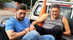 Arrestan a dos hombres por presunto hurto en negocios de Ahuachapán