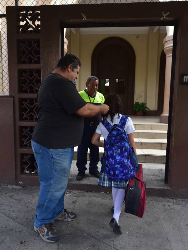 Músico salvadoreño Numa Bracamonte y su hija Fiorella llegan al colegio
