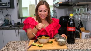 Daysi Cornejo, una salvadoreña experta en la preparación de sopa de pata