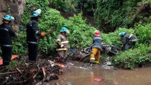 Motociclista fue rescatado tras caer en una quebrada de Jiquilisco