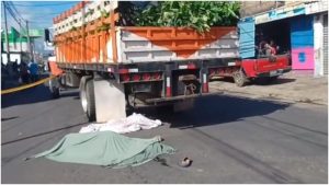 Dos mujeres murieron atropelladas por un camión que llevaba verduras en Santa Ana