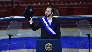 Fusionar los municipios ayudaría a Bukele a borrar alcaldías de oposición