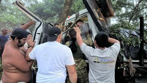 VIDEO: Rescatan a conductor atrapado en un camión en accidente ocurrido en San Vicente