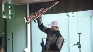 Israel Gutierrez celebra el oro en tiro