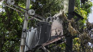 VIDEO: Transformador explotó y generó incendio contiguo a restaurante en San Salvador