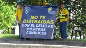 A falta de una pasarela hacen conciencia a peatones y conductores de Santa Ana para prevenir accidentes
